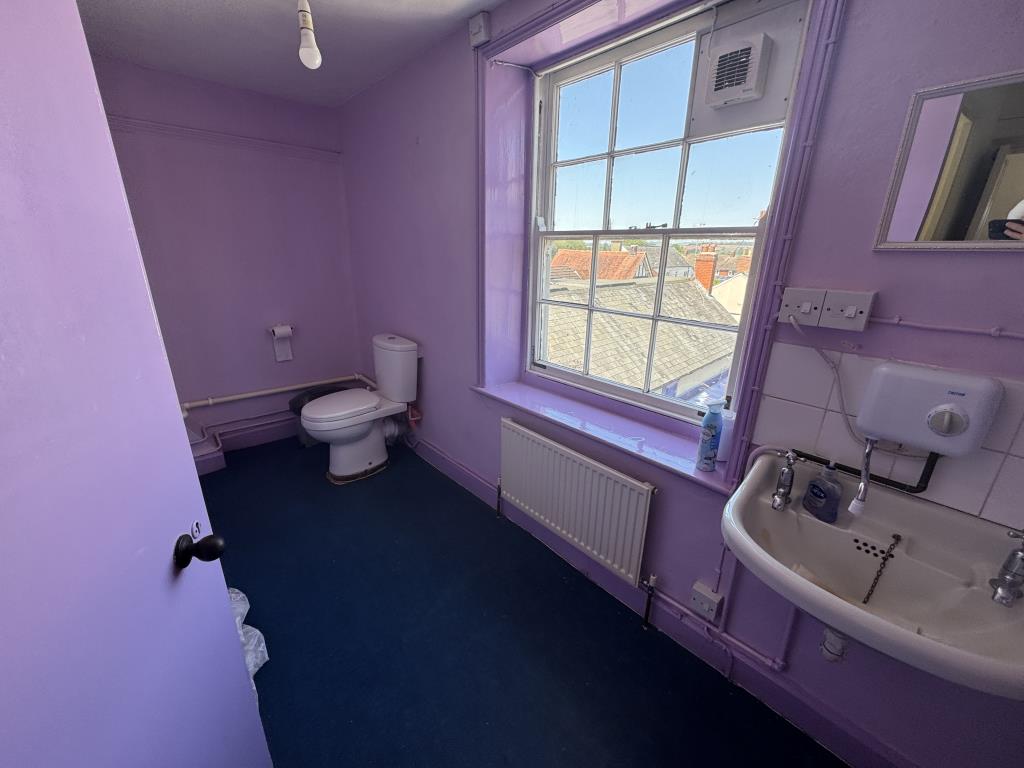 Lot: 93 - PART LET TOWN CENTRE COMMERCIAL INVESTMENT WITH POTENTIAL - First floor W.C.